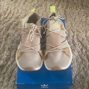 Lightly worn Adidas Arkyn woman’s shoe
